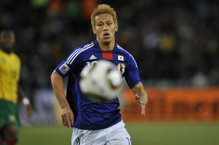 南アフリカW杯カメルーン戦での本田　©Takuya Sugiyama/JMPA