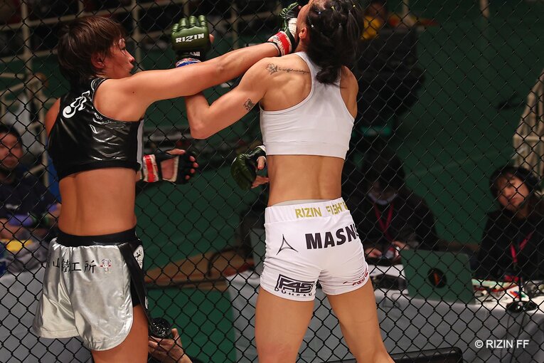 RENAvsシン・ユリ　©RIZIN FF