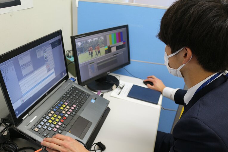 編集作業をする竹石さん（静岡朝日テレビ提供）