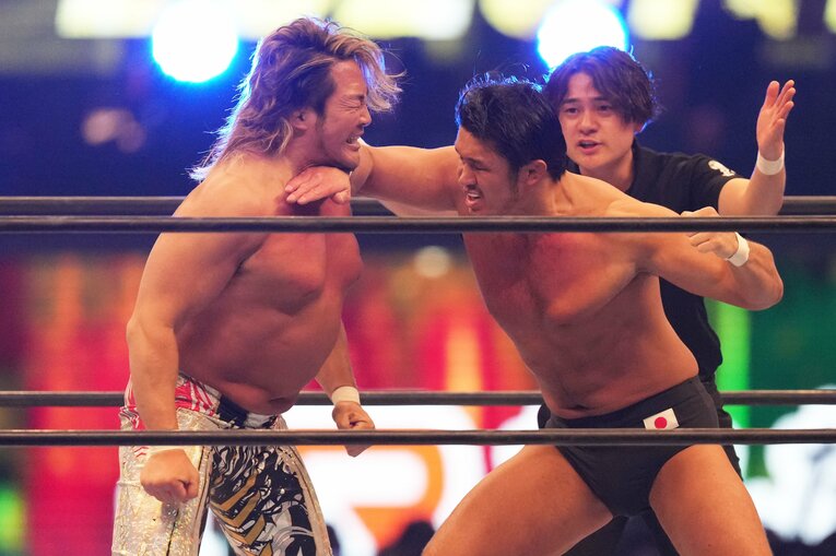 棚橋弘至の喉元にチョップを入れる柴田勝頼　©Essei Hara