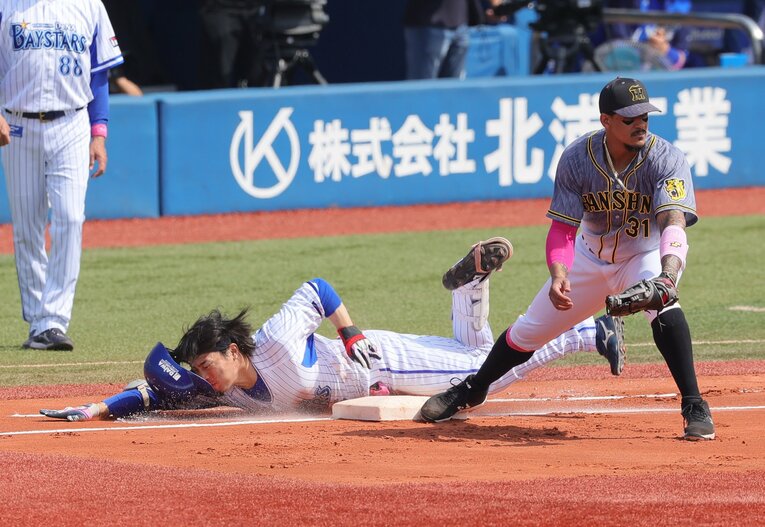 2021年5月9日の阪神戦、内野ゴロでヘッドスライディングを試みた倉本。左第四指第二関節脱臼、中節骨剥離骨折と診断された　©Sankei Shimbun