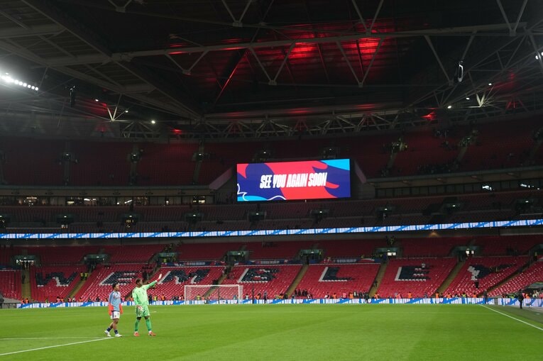 試合後のウェンブリーで日本サポーターに手を振る鈴木彩艶　©Masashi Hara