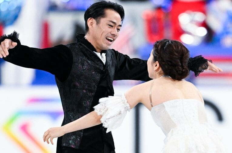 国別対抗戦フリーの演技を終え、笑顔で抱き合う高橋大輔と村元哉中 ／ photograph by Asami Enomoto