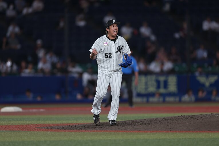 ３アウト目を奪い思わず吠える益田　©︎Chiba Lotte Marines