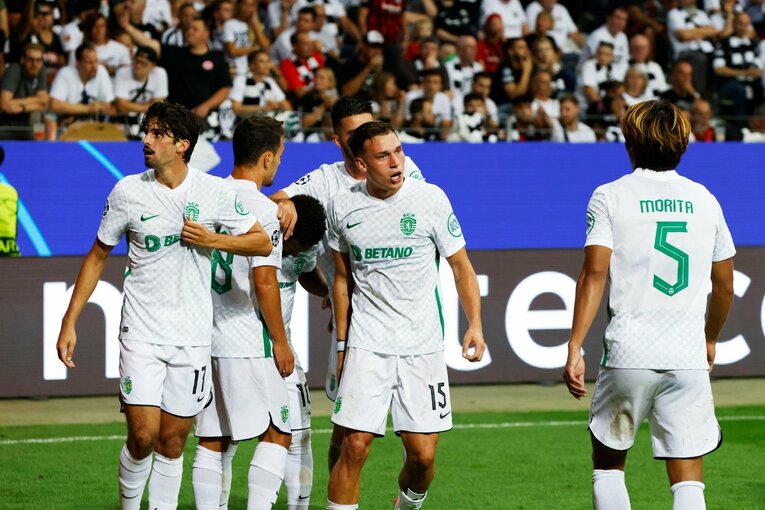 「“鎌田大地と守田英正が一緒に写った1枚”を狙いたいけど…」「長谷部誠はすでにコーチのように」CL日本人対決と“美しい夕焼け”撮影ウラ話(59)