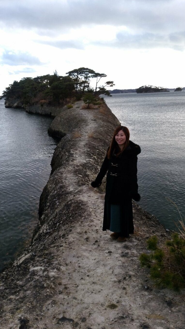 利府町の名所「馬の背」にて　©ICE RIBBON