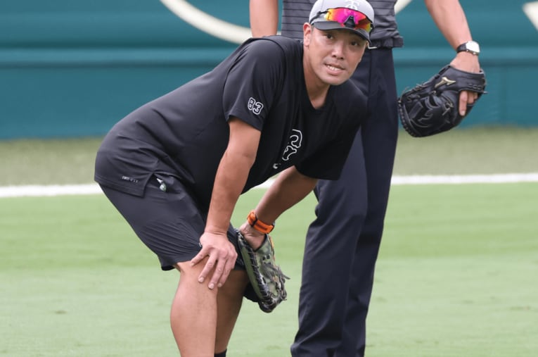 昨夏、短パン姿で練習を見つめる巨人・阿部慎之助監督 ／ photograph by Sankei Shimbun