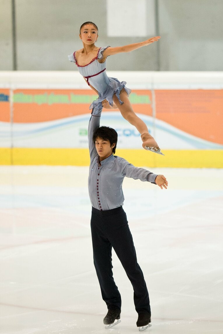 ぺ転向1年目、高橋成美を片手で持ち上げる木原　©AFLO