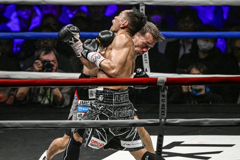 ドネアの右にカウンターを合わせる堤聖也　©Takuya Sugiyama