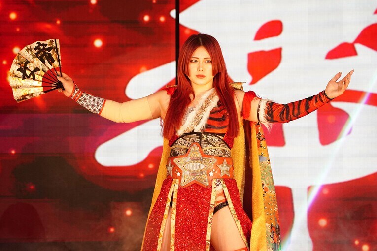 赤いベルトの王者・舞華　©Essei Hara