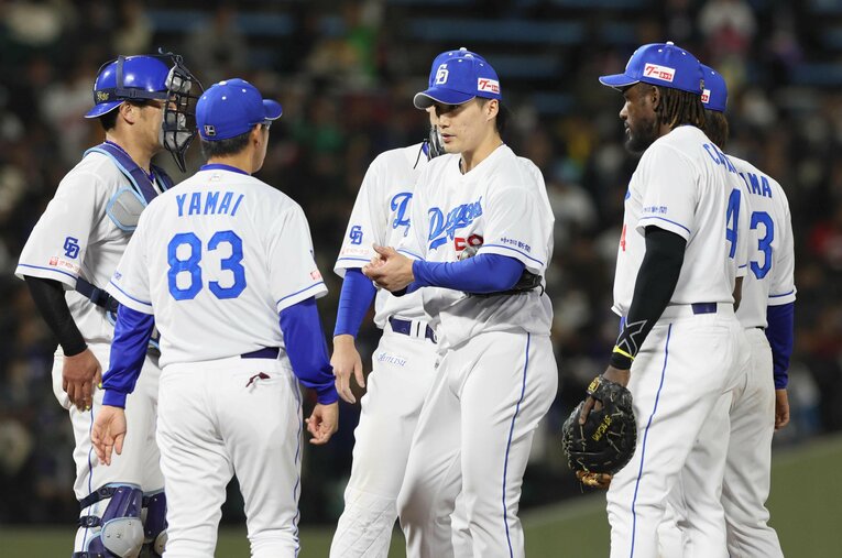 昨季まで3年連続のペナントレース最下位に沈む中日。今季も開幕2週間が過ぎた今、6位と苦しんでいる。そんなチームの救世主は果たして？ ／ photograph by JIJI PRESS