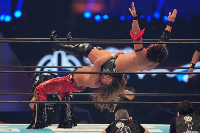 竹下幸之助をジャーマンスープレックスで投げる辻陽太。1月4日、東京ドーム　©Essei Hara