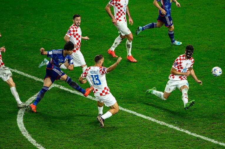 カタールW杯クロアチア戦、三笘薫のミドルシュート（1／2枚）　©Takuya Sugiyama/JMPA