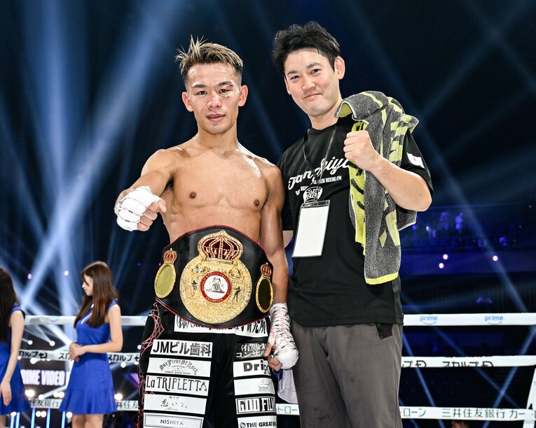 WBAのベルトを巻いた堤聖也と石原雄太トレーナー　©Hiroaki Yamaguchi