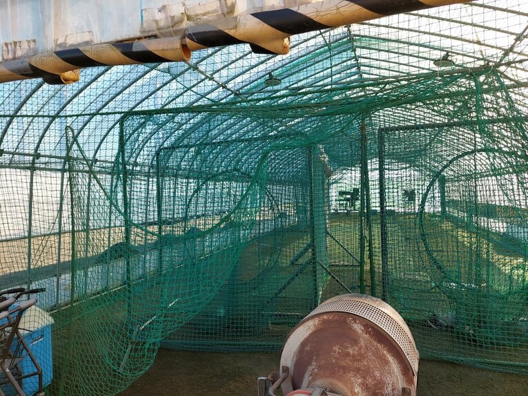 お手製の室内練習場もグラウンドの横にある　©NumberWeb