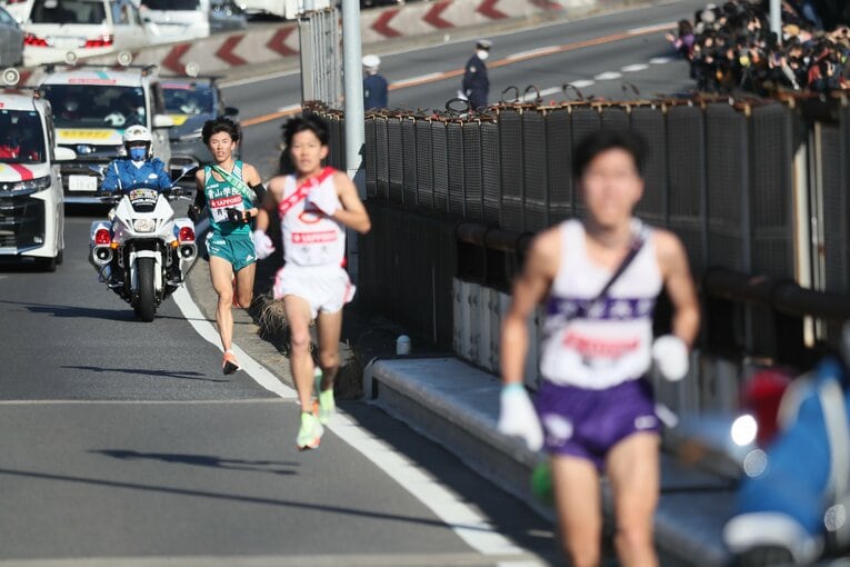 【2区史上最高の対決／2023年】区間賞ペースで走ってきた近藤もラストにスパート、中継所では田澤にほぼ並ぶ形で襷をつないだ　©JMPA