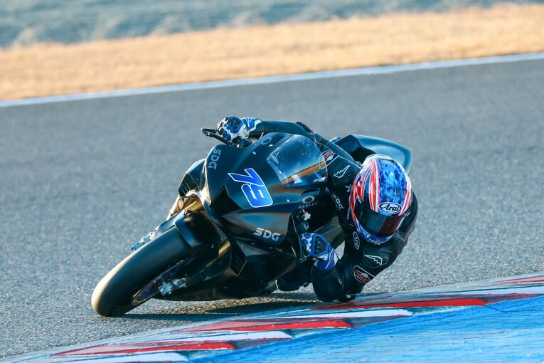 市販レーサーでもてぎのロードコースを走り込む小椋　©Satoshi Endo