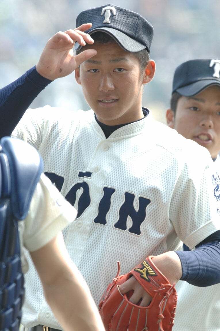 ひと昔前は「帽子のツバは丸く」「眉毛は細め」がトレンドだったが…　©BUNGEISHUNJU