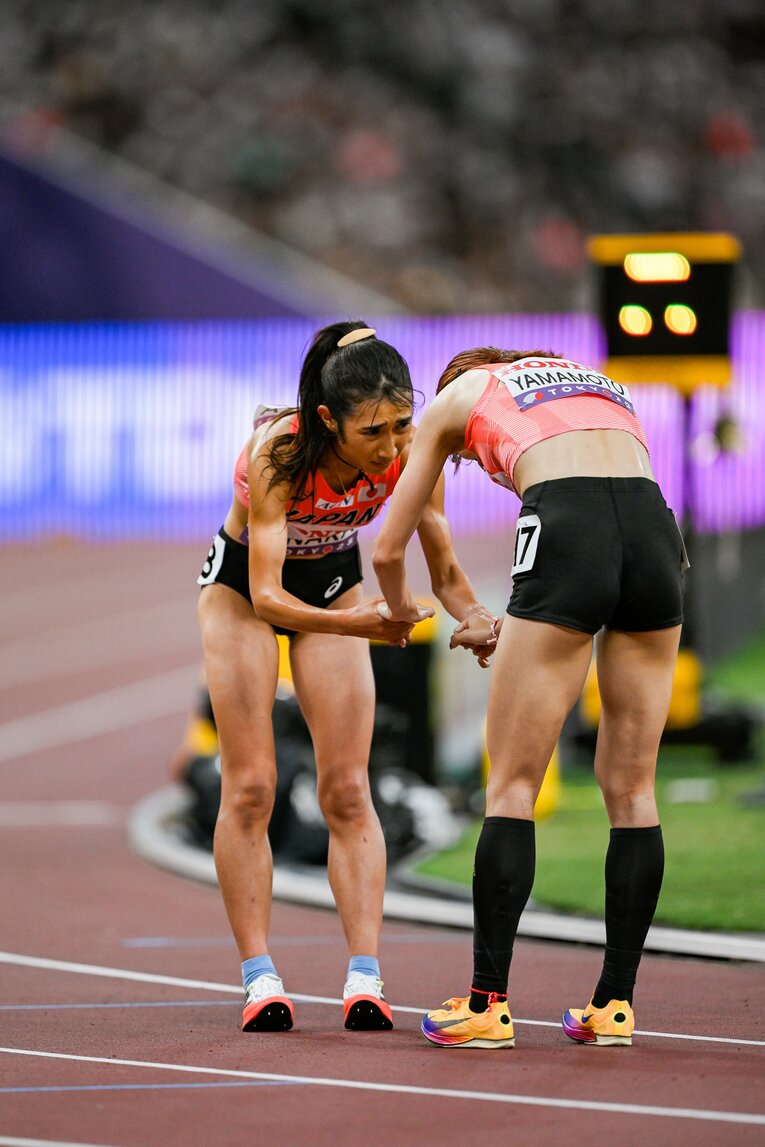 山本のゴールを迎えた田中との感動の抱擁の一部始終　©Nanae Suzuki