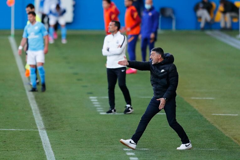 劣勢に檄を飛ばすバルサBの指揮官©Daisuke Nakashima