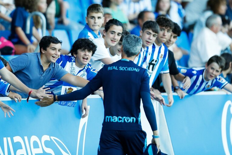 「クボは絶対フィットできる」現地ファンが期待… ソシエダ久保建英のユニ姿・力強さを日本人カメラマンがいち早く撮った〈子供に神対応〉(19)