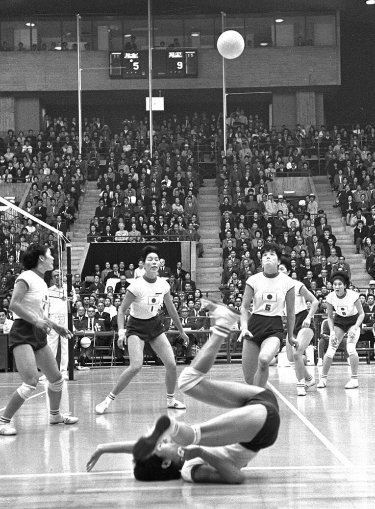 「東洋の魔女」、1964年東京五輪での金メダル。大松博文監督が編み出した「回転レシーブ」でソ連の強打を拾い続けた　©KYODO