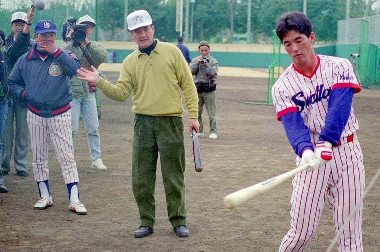 ヤクルトに入団した愛息・一茂を指導する父・長嶋茂雄。後ろは野村克也監督　©JIJI PRESS