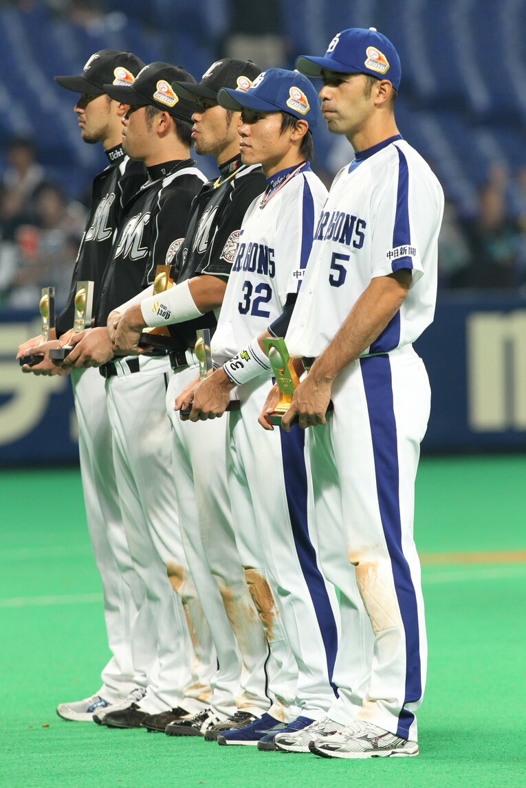 2010年日本シリーズでの表彰で和田一浩と　©Shigeki Yamamoto