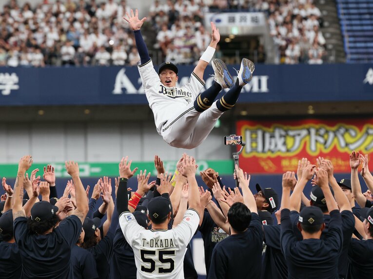 引退セレモニーで胴上げされる安達　©︎JIJI PRESS