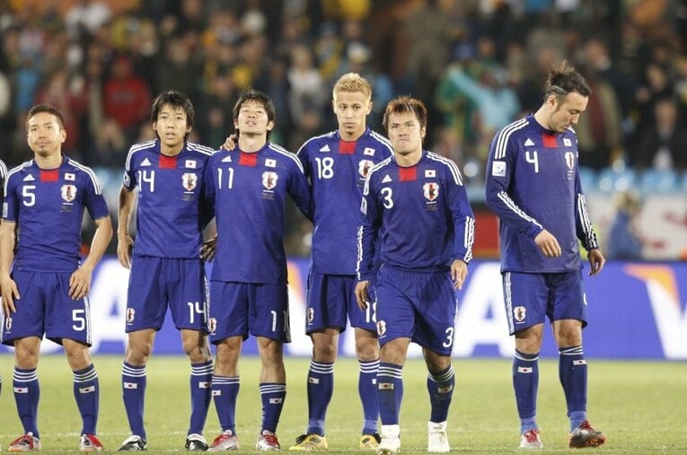 2010年W杯パラグアイ戦、PK戦をチームメイトと肩を組んで見守った玉田（11番）。この後も11年間Jリーグでプレーを続け、今年11月11日に引退を発表した ／ photograph by JMPA