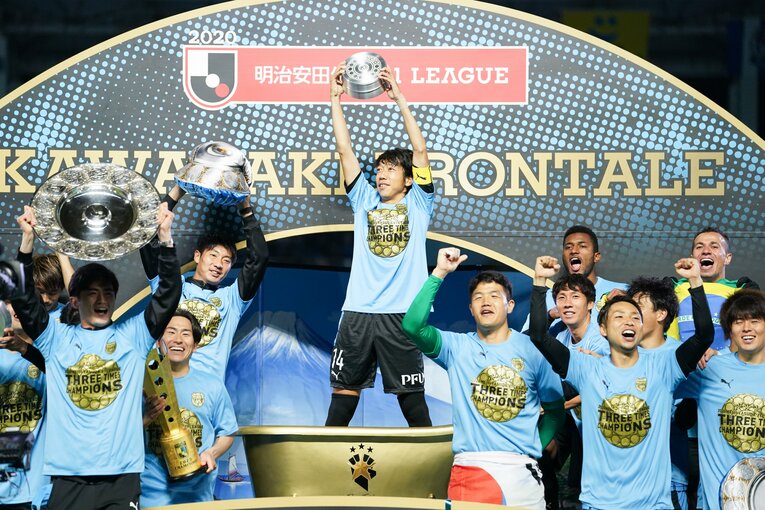 リーグ優勝を記念して作られたゴールドのバスタブの中で、シャーレのように輝く「フロ桶」を掲げた中村憲剛　©︎J.LEAGUE