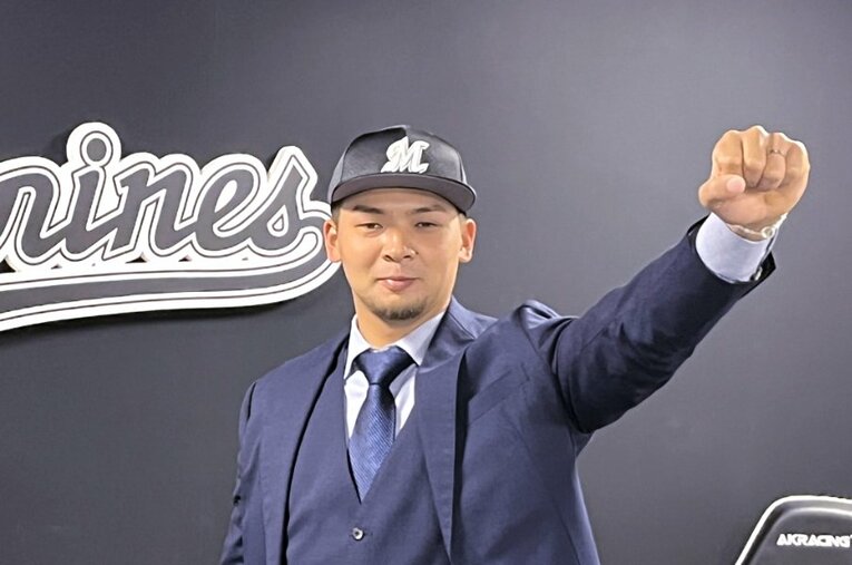 現役ドラフトで移籍したロッテの入団会見で力強く拳を突き上げる井上広大 ／ photograph by SANKEI SHIMBUN