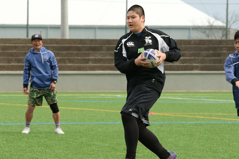 チームメイトと練習する信也さん　写真提供：Elite Rugby Academy