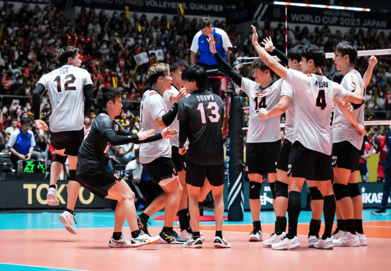 試合終了後、小川のもとへ駆け寄る山本　©︎FIVB