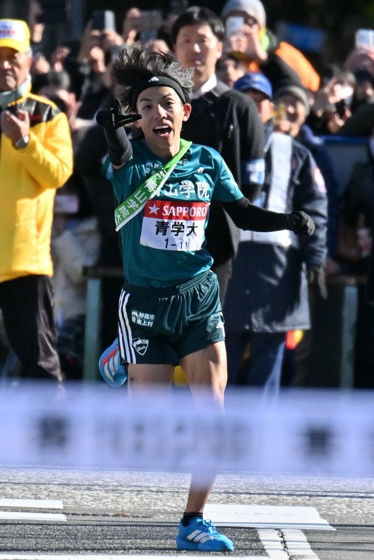 3分25秒差をひっくり返し、往路優勝。“名探偵ポーズ”を見せた黒田朝日　©JIJI PRESS
