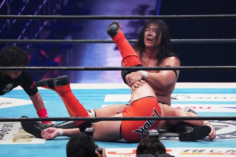 ザック・セイバーJr.からフォールを奪った竹下幸之介　©Essei Hara