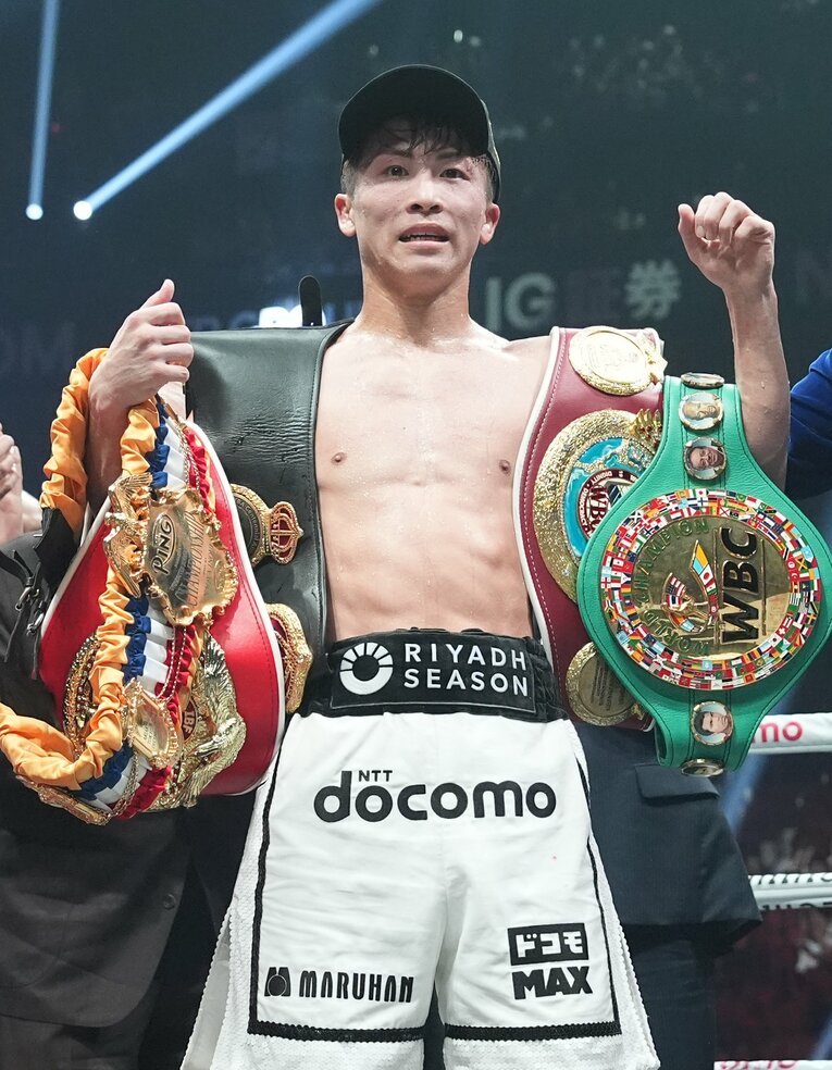 リングマガジンのベルトも含めて5本のベルトを掲げる井上尚弥　©Naoki Fukuda