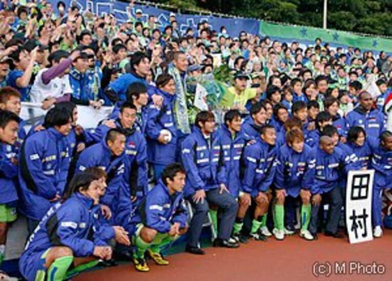 27歳での引退は惜しまれるが今季フロント入りの田村雄三（中央でマフラーを巻いた選手）