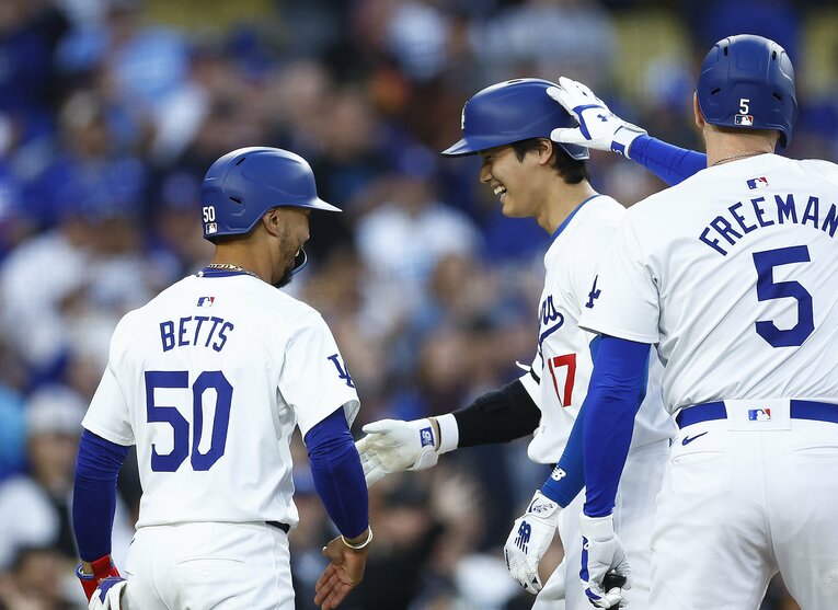 ベッツと喜ぶ大谷。その横でフリーマンが頭をナデナデ　©Getty Images