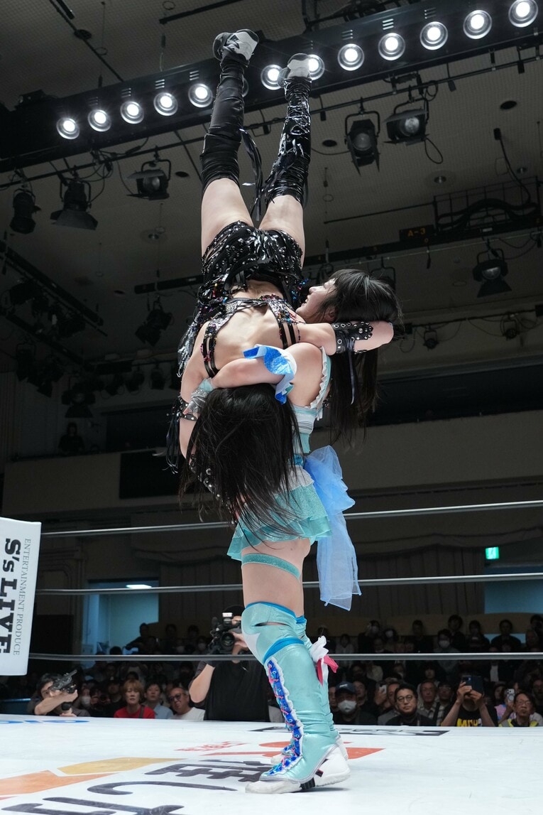 上谷沙弥を持ち上げる玖麗さやか　©Essei Hara