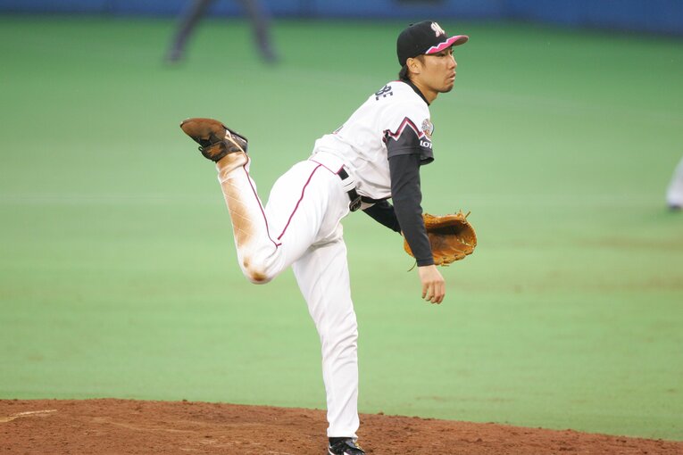 ロッテで球界屈指のサブマリンとして活躍した父・俊介さん　©︎BUNGEISHUNJU