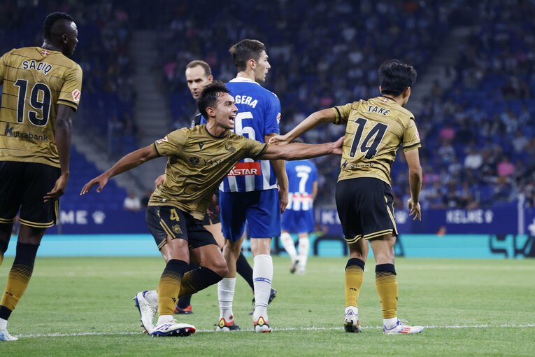 【テレビに映らないクボの素顔】24-25シーズン第2節では今季初ゴールを決めたにもかかわらず、スビメンディからの祝福を振り払う久保の振る舞いは物議を醸した（全3枚中の3枚目）　©Daisuke Nakashima