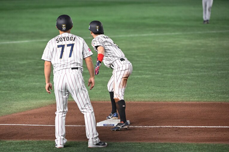 プレミア12米国戦、8回に追加点のチャンスを大きく広げる五十幡の走塁　©Nanae Suzuki
