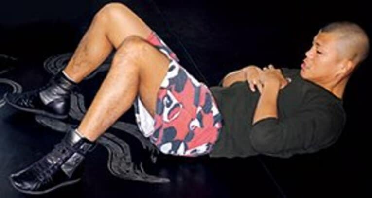 背中を丸めた状態からの腹筋。上半身を起こさず、肩甲骨を常に床から上げた状態で行なうことで、腹筋上部が鍛えられる