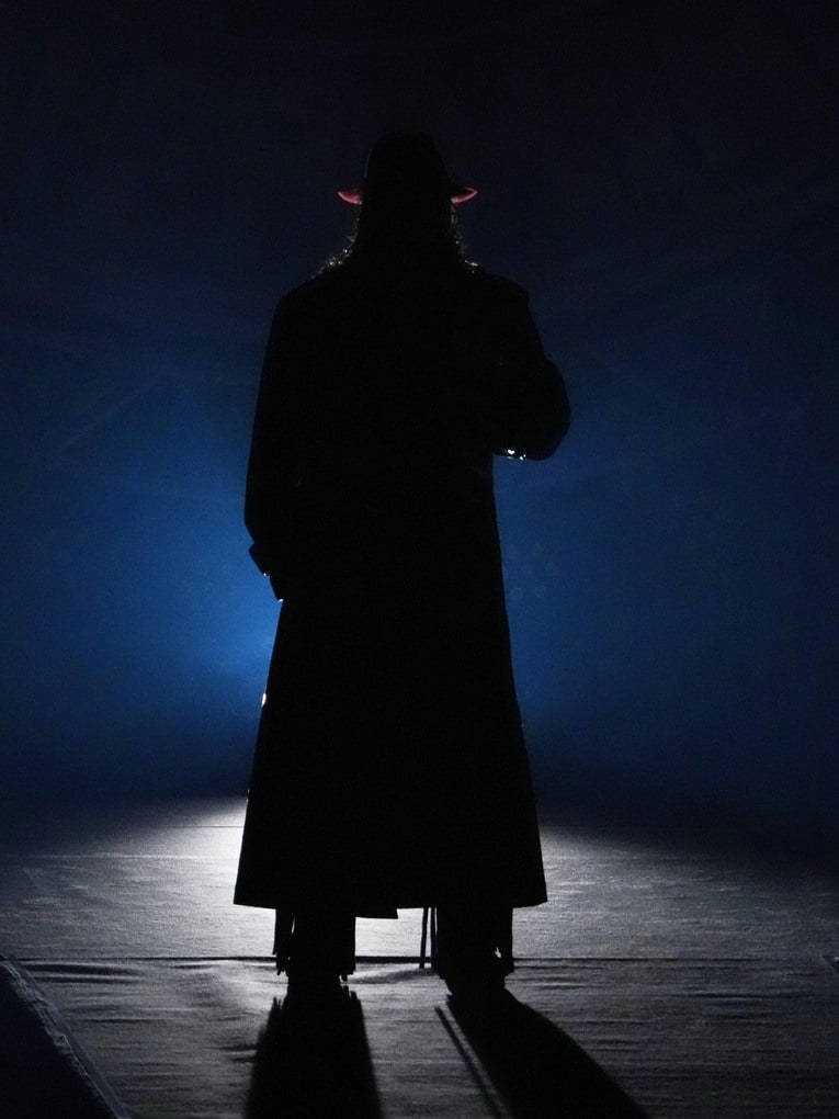 入場ゲートに立つ辻陽太のシルエット　©Essei Hara