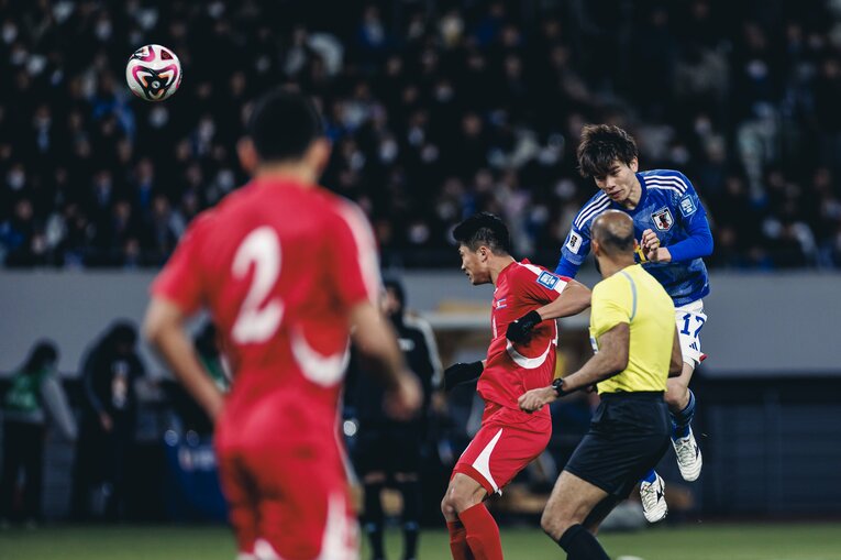 田中碧のヘディング　©Kiichi Matsumoto/JMPA