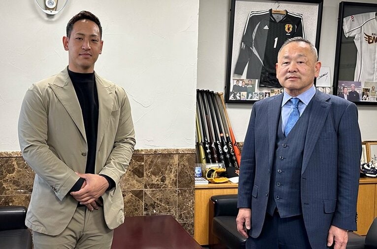現在は起業した大阪桐蔭高校の元主将・水本弦さん（左）と賛同する長井昭人氏　©Jun Aida