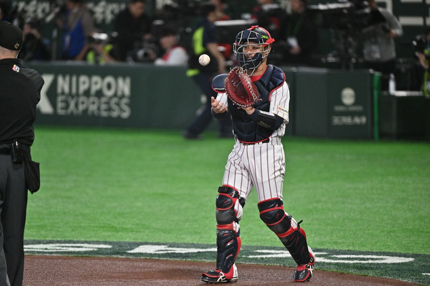 本大会では投手ファーストの思いから、あえて地味な青系のヘルメットを着用した　©Hideki Sugiyama