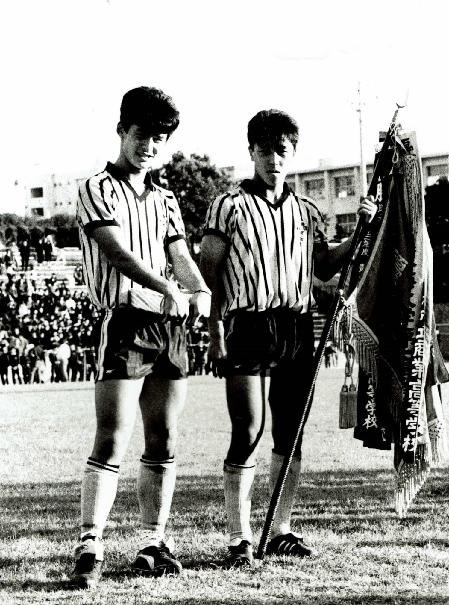 1987年度、静岡県予選優勝。東海大一高が2年連続で選手権出場を決めたときの1枚。平澤政輝（左、当時高3）と澤登正朗　©Hidetake Murata