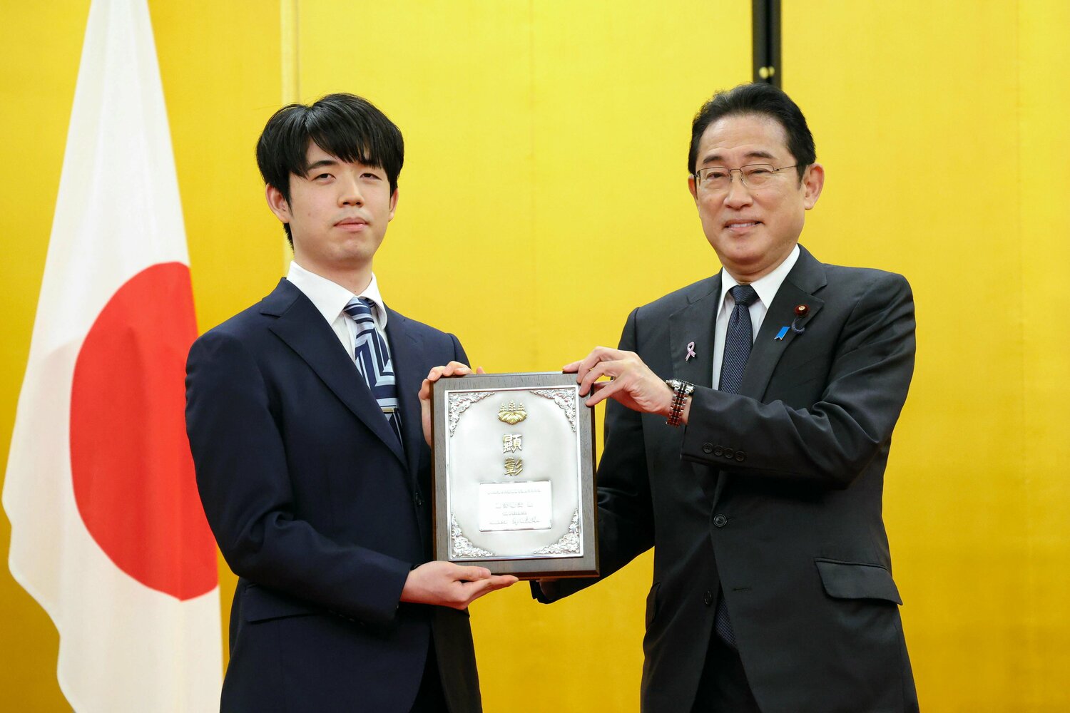 11月、内閣総理大臣顕彰を受け取る藤井　©JIJI PRESS